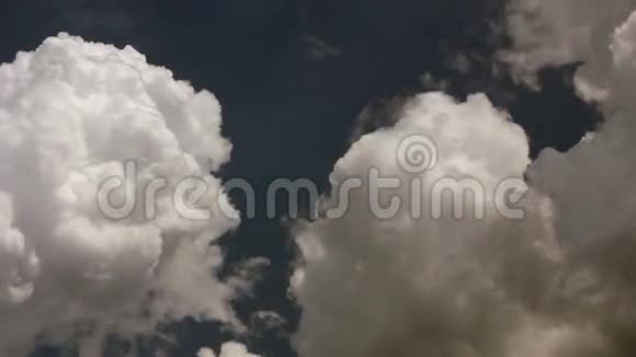 天空中的白色积云视频的预览图