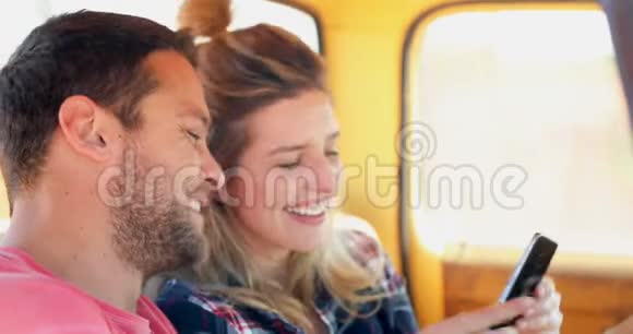 一对情侣在车里用手机自拍视频的预览图