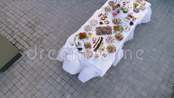 为客人准备的瑞典餐桌的空中镜头视频的预览图