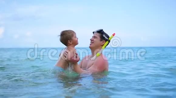 一个带孩子的家伙在海里玩得很开心嗅探视频的预览图