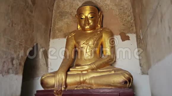 坐佛的石像靠近缅甸巴甘视频的预览图