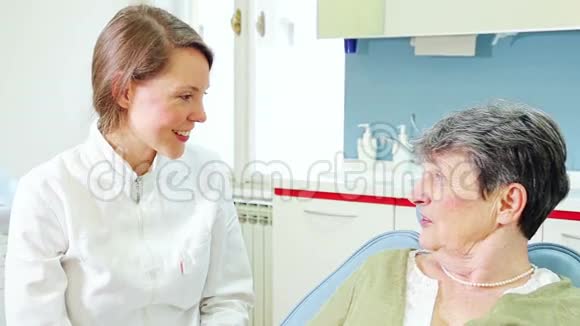 关闭女牙医和老年女性病人谈话视频的预览图