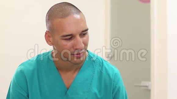 与病人交谈的男性牙科医生视频的预览图