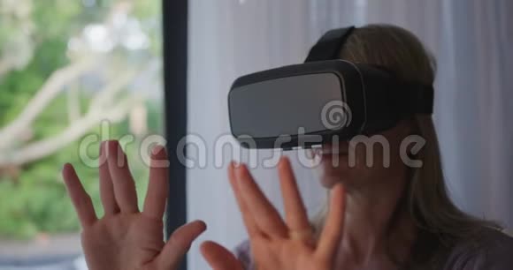 女人在家里用VR视频的预览图