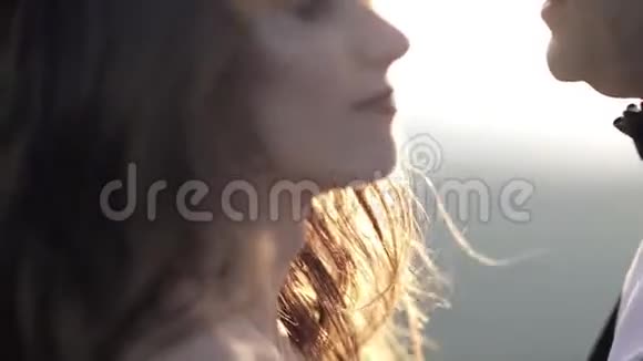 年轻时尚情侣在夏季日落时摆姿势的肖像视频的预览图