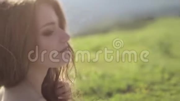 年轻时尚情侣在夏季日落时摆姿势的肖像视频的预览图