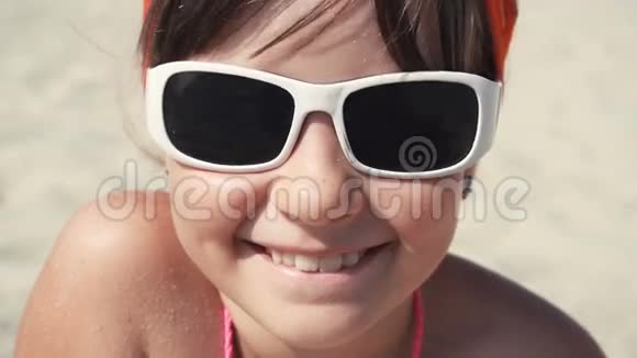 戴太阳镜的少女微笑视频的预览图