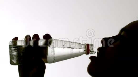 女人从瓶子里喝的剪影视频的预览图