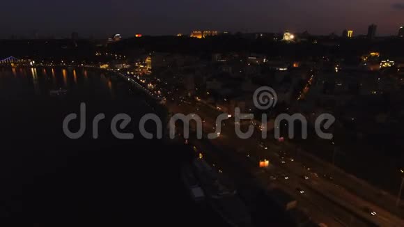 夜晚乘坐汽车俯瞰欧洲城市视频的预览图