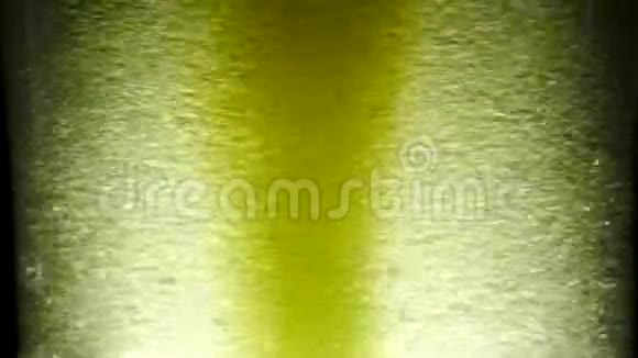 背景上水中气泡中的油视频的预览图