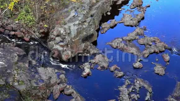 火山岩峡谷中的河床视频的预览图
