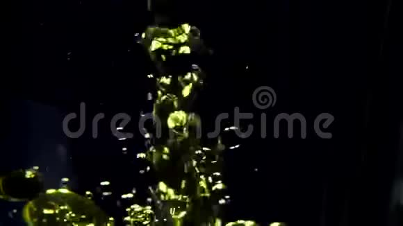 背景上水中气泡中的油视频的预览图