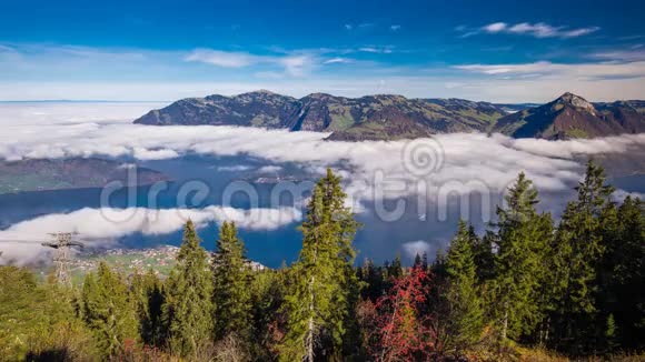 雾围绕格罗斯克莱纳米森卢塞恩湖里吉山布伦宁市和韦吉斯村从克勒韦纳尔瑞士阿尔卑斯山视频的预览图