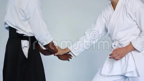 武艺大师在黑哈卡马与女子练气合道视频的预览图