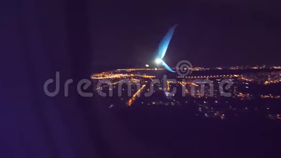从上面可以看到夜景起飞飞机飞行概念飞机晚上在机场起飞视频的预览图