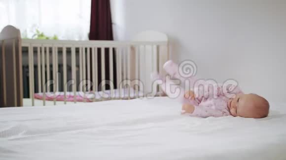 婴儿在床上四人爬行视频的预览图