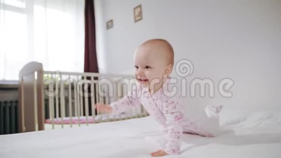 婴儿在床上四人爬行视频的预览图
