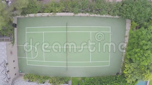 两人打网球的空中镜头视频的预览图