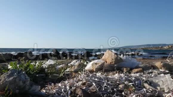 沙滩上的白色塑料袋地球安全概念慢动作视频的预览图