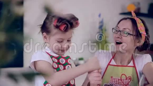 妈妈和女儿一起在厨房做饼干玩得很开心视频的预览图