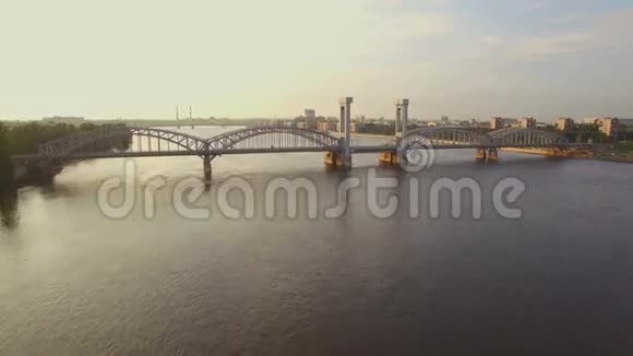 河对岸铁路大桥的美丽鸟瞰图视频的预览图