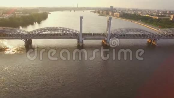 河对岸铁路大桥的美丽鸟瞰图视频的预览图