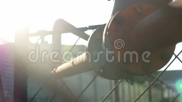 旧煤气管道阀门阳光视频工业室外视频的预览图
