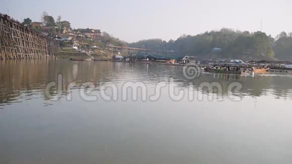 Samprasob河竹桥附近的游客视频的预览图