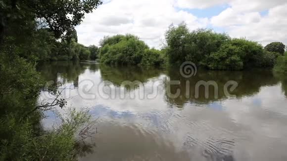 在英国赫里福德郡一个小集镇位于怀潘河畔视频的预览图