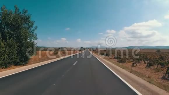 摩托车手在西班牙的景观沙漠风景和空路上骑马第一人观点视频的预览图
