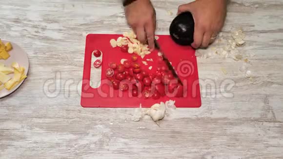 在白色老式餐桌上预先准备食品切割和混合产品视频的预览图