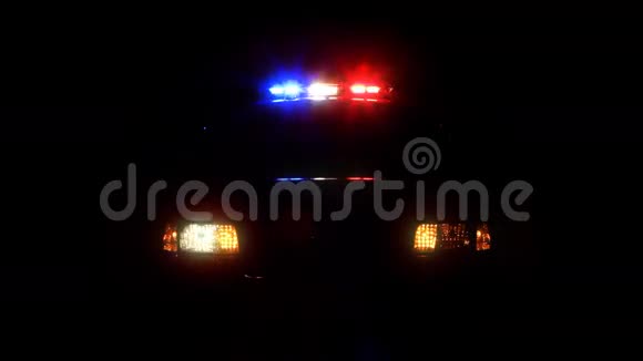 警察汽车灯在夜间闪烁视频的预览图