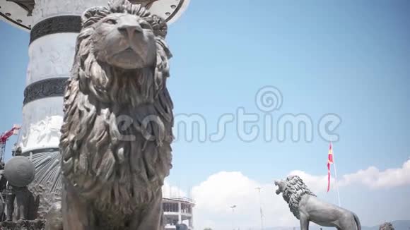 马其顿斯科普里亚历山大大帝纪念碑下的狮子雕像视频的预览图