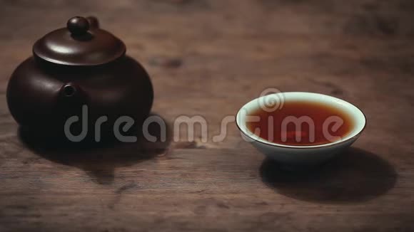 茶点红热茶杯木桌视频的预览图