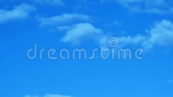 在蓝天上移动云视频的预览图