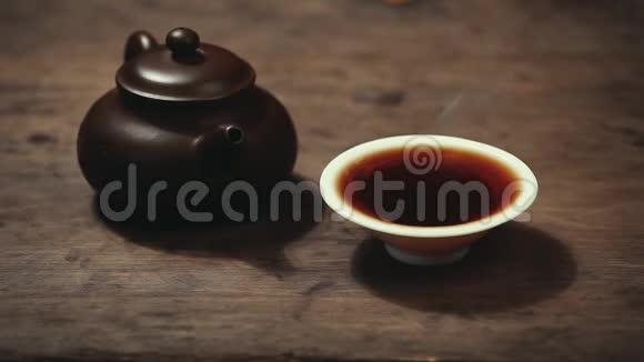 茶点红热茶杯木桌视频的预览图