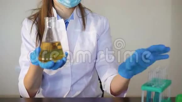 年轻的女化学家做化学实验视频的预览图