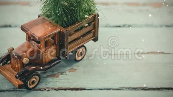 装有圣诞树的模型车与降雪结合在一起视频的预览图