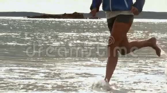 女腿在海滩上奔跑视频的预览图
