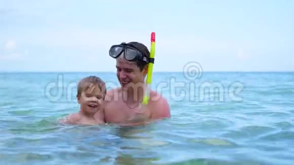 一个带孩子的家伙在海里玩得很开心嗅探视频的预览图