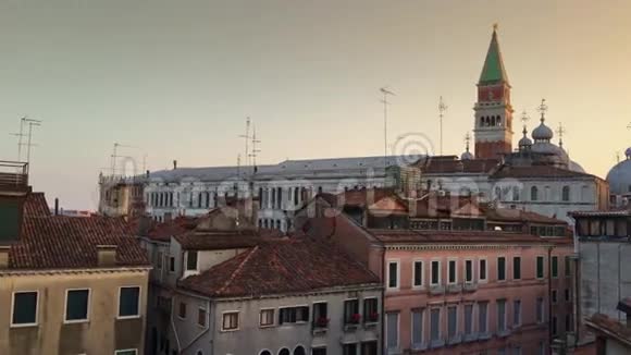美丽的屋顶俯瞰圣马可大教堂威尼斯视频的预览图
