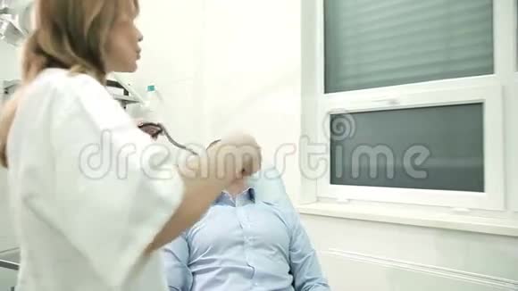 成熟的男人在咨询医生视频的预览图