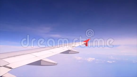 飞行在云层之上的飞机翼视频的预览图