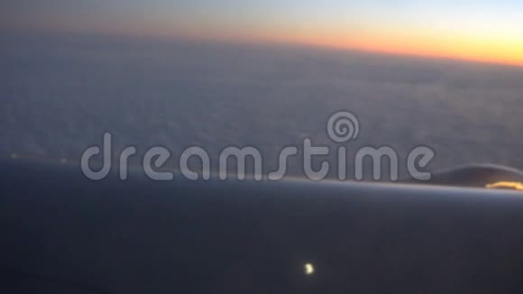 从飞机窗口看到的美丽的蓝天视频的预览图