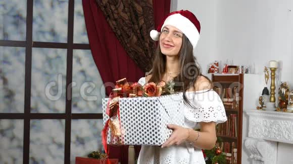 穿着白色裙子带礼品盒的微笑女人视频的预览图