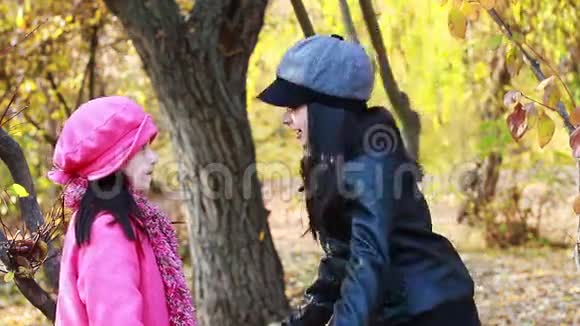 两个小女孩愤怒地打架视频的预览图