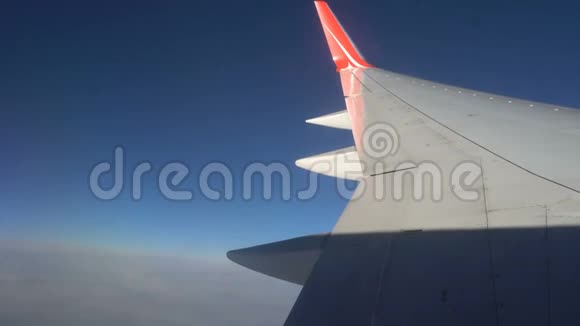 从飞机窗口看到的美丽的蓝天视频的预览图