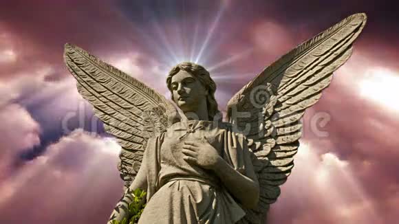 天使在时光流逝的云彩上的雕像天使0103高清视频的预览图