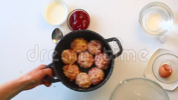 这位妇女在肉末肉丸的手中形成加入了米饭鸡蛋和奶酪肉丸放在视频的预览图