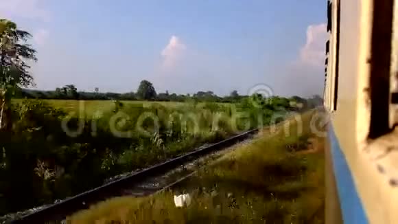 从缅甸乘火车到乡村视频的预览图